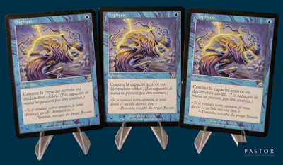 trois cartes d'un jeu de cartes sont exposées sur un présentoir