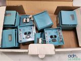 tout un tas de boîtes bleues qui sont rangées dans une boîte