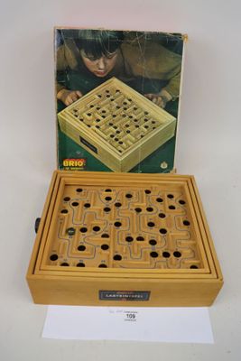 une boîte contenant un jeu en bois, posée sur une table