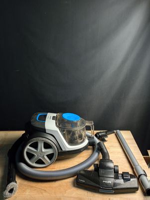 un aspirateur posé sur une table