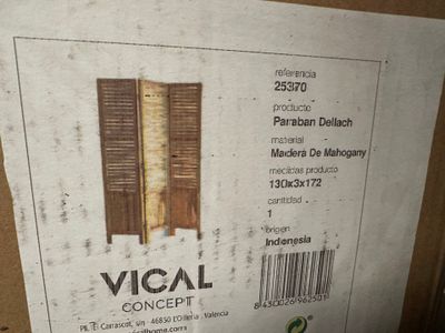 une boîte en carton sur laquelle est dessinée une fenêtre