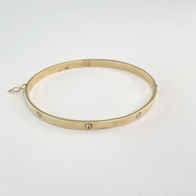 un gros plan d'un bracelet en or orné d'un petit diamant