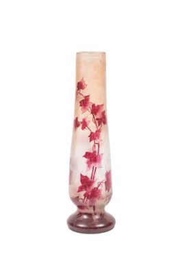 un vase en verre contenant des fleurs, sur fond blanc
