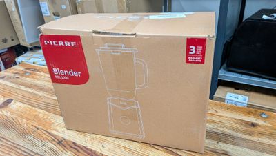 une boîte contenant un mixeur, posée sur une table en bois