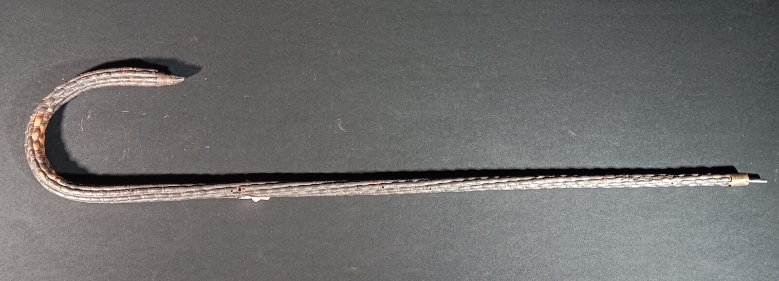 Canne de marche, osier tressé et teinté, bout ferré, ABE-BE, LT 84 cm, époque XIXe.
