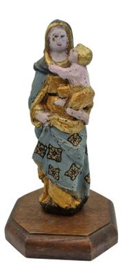 figurine représentant la Vierge à l'Enfant sur un socle en bois