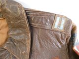 une veste en cuir marron ornée d'un drapeau américain