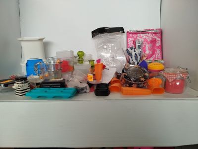 une étagère blanche sur laquelle sont posés tout un tas d'objets