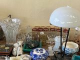 une table sur laquelle se trouvent de nombreux objets en verre