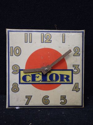 une horloge sur laquelle figure un cercle rouge et le mot « celor »