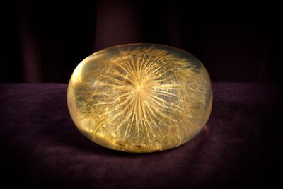 un objet en verre qui ressemble à un pissenlit