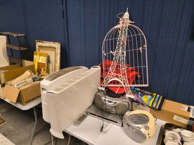 L'eau de deux radiateurs électriques, deux stations de radio, un ...