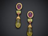 une paire de boucles d'oreilles en améthorate et péridot