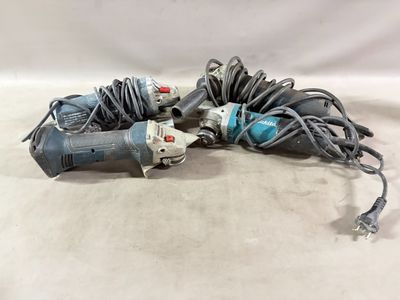 deux outils électriques posés sur une table
