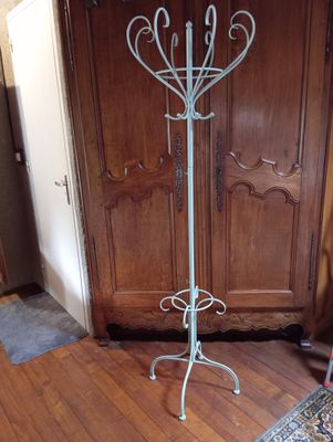 un porte-manteau posé au sol devant une porte