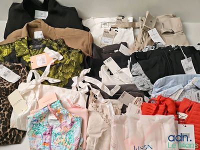 de nombreux types de vêtements et de sacs sur une étagère