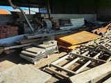 plusieurs pièces de bois sont empilées dans un entrepôt