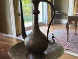 une théière en métal posée sur une table en verre