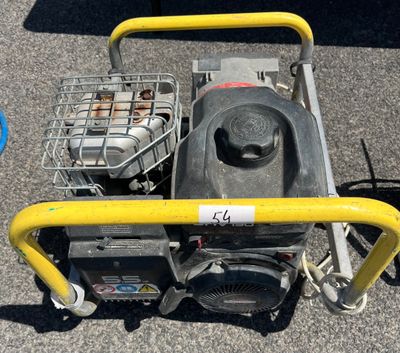 une borne d'incendie posée par terre à côté d'un panier