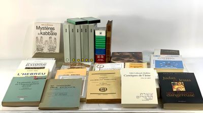 un grand nombre de livres posés sur une table