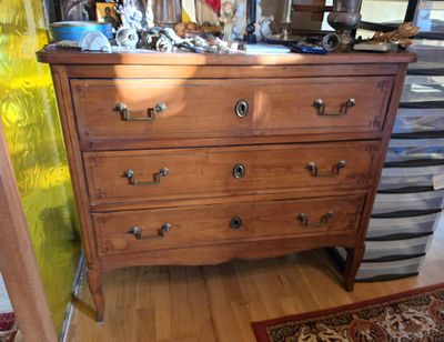 une commode surmontée d'un miroir dans une pièce