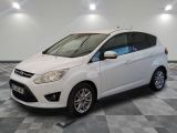 le ford c - max blanc est garé sur un sol en damier