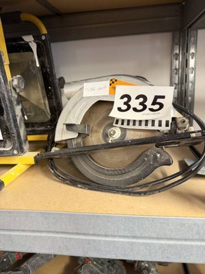 une photo d'une scie circulaire posée sur une étagère dans un magasin