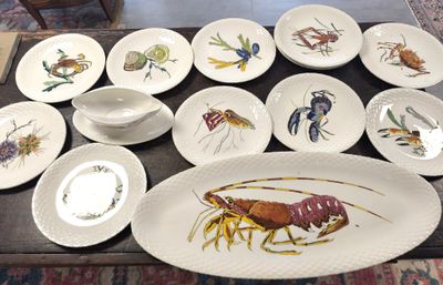 beaucoup d'assiettes sur lesquelles figurent différents types d'animaux