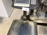 une photo d'une balance de cuisine posée sur un plan de travail