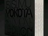 photo en noir et blanc d'un livre sur lequel est inscrit le titre « Susumu Yorota »