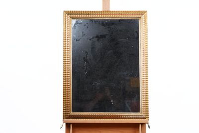un miroir posé sur un support en bois sur lequel est fixé un miroir