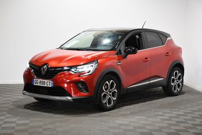 un SUV Renault C-HR rouge garé sur un sol à damier