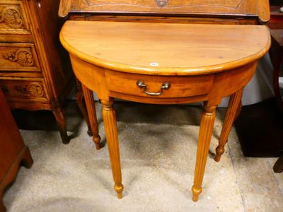 une petite table en bois surmontée d'un tiroir