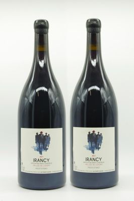 deux bouteilles de vin posées l'une à côté de l'autre sur une surface blanche