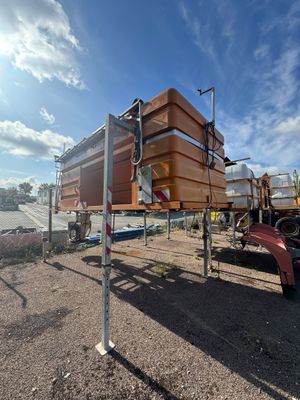 une photo d'un camion avec une caisse en bois à l'arrière