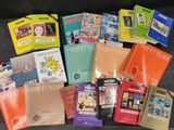 un grand nombre de livres posés sur une table