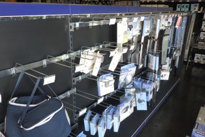 une vitrine contenant de nombreux objets