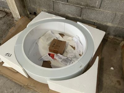 une boîte au milieu des toilettes, avec une boîte en carton à l'intérieur