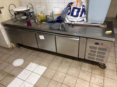 une cuisine avec un plan de travail en inox et un évier
