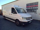 la camionnette blanche est garée devant un bâtiment