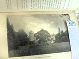 une photo d'un vieux livre sur lequel figure l'image d'une maison