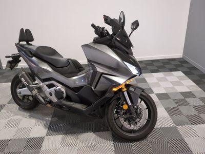 une photo d'une moto garée sur un sol à damier