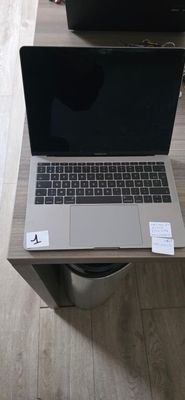 UN ORDINATEUR PORTABLE MACBOOK PRO - Photo 1