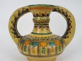 un vase jaune orné d'un motif vert et jaune