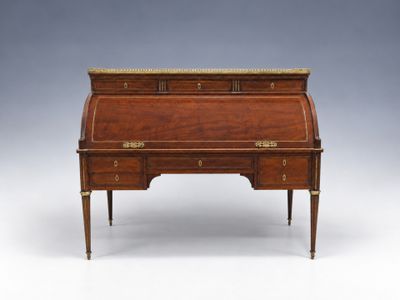 un bureau ancien avec un plateau en marbre