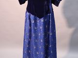 un mannequin représentant une femme en robe bleue