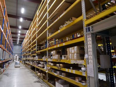 de nombreuses étagères dans l'entrepôt, sur lesquelles sont posées des cartons