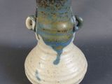 un vase bleu et blanc posé sur une surface grise