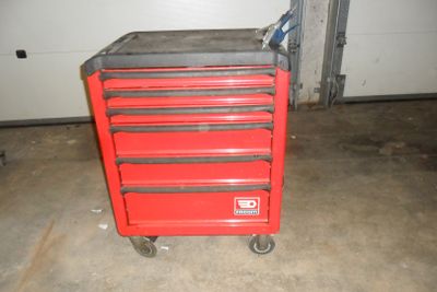 une photo d'un chariot à outils rouge dans un garage