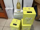 Plusieurs cartons de vin sont empilés les uns sur les autres par terre